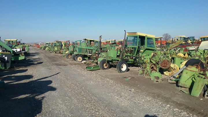 Deere's at the salvage yard - Yesterday's Tractors