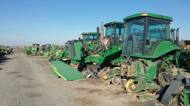 Deere's at the salvage yard - Yesterday's Tractors