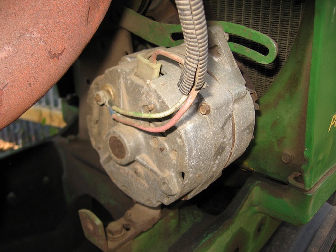 Alternator mount on John Deere 60 Yesterday's Tractors